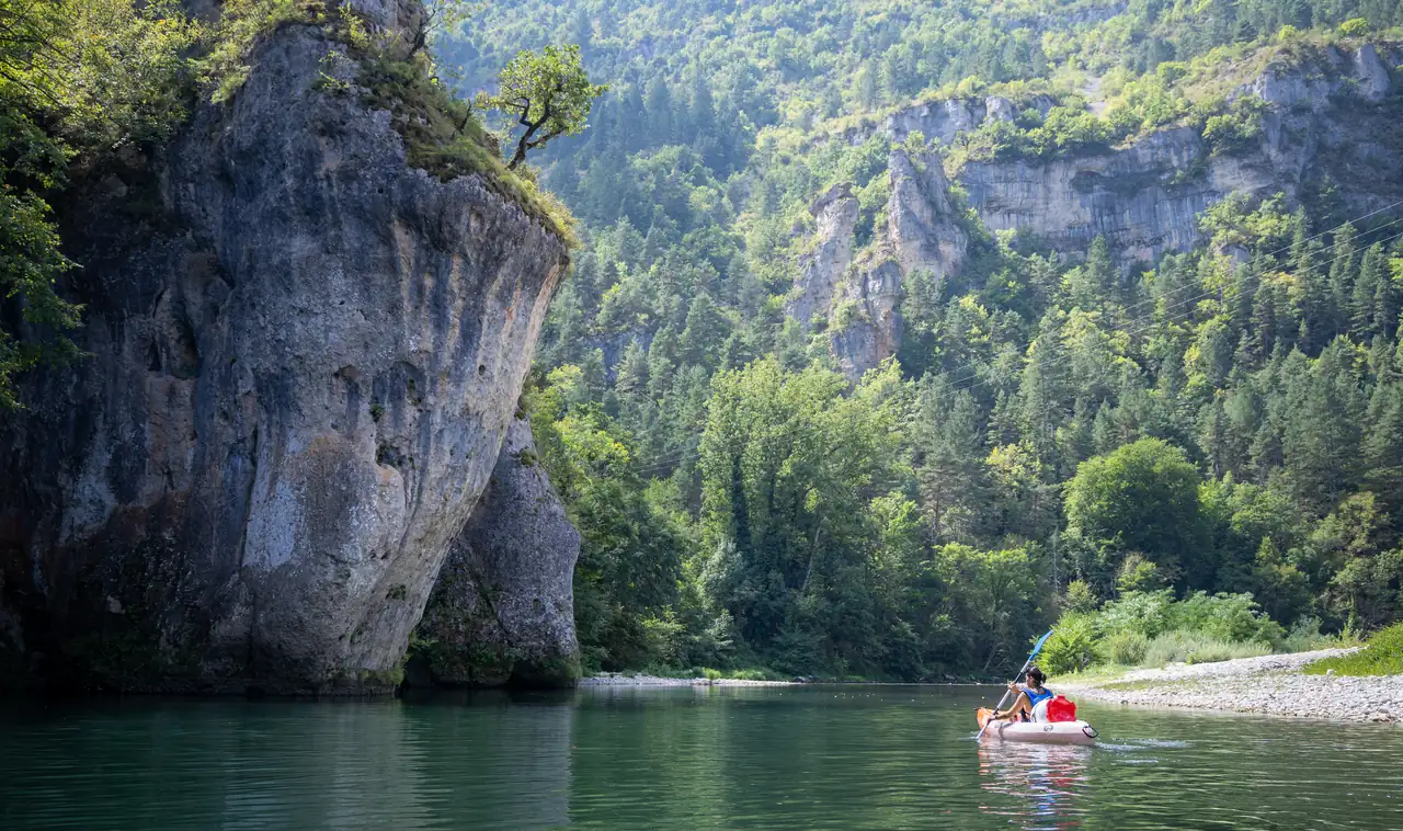 Canoë sur le Tarn au pied des falaises des Gorges du Tarn