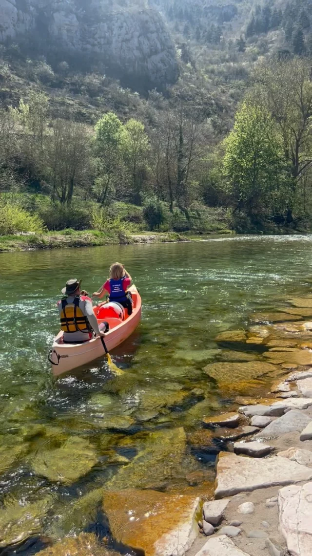 🛶 Petite descente de repérage avant l’ouverture …  C’est aussi un bon prétexte pour retourner sur l’eau !
Mais faut bien s’assurer que tout est au top pour vous accueillir, non ? 🤩  La rivière est splendide…ça sent bon l’ouverture !  ☀️💦 Et vous, vous venez pagayer quand ?  #cevennes #lozère #gorgesdutarn #occitanie #vacances
