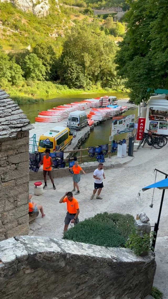 ☀️ Les premiers canoës arrivent… et avec eux, la promesse d’un été inoubliable dans les Gorges du Tarn !  Naviguer, rire, s’émerveiller… Ici, chaque instant a un goût de légèreté. 🛶🧡  Que vous soyez plutôt journée entre amis, balades en famille ou simplement un moment au fil de l’eau…
L’été est à vous !  Prêt(e) à embarquer ? 🛶
👉 Réservez votre aventure sur canoeblanc.com !  #occitanietourisme #franceregards #occitanie_focus_on #cityscape #scape