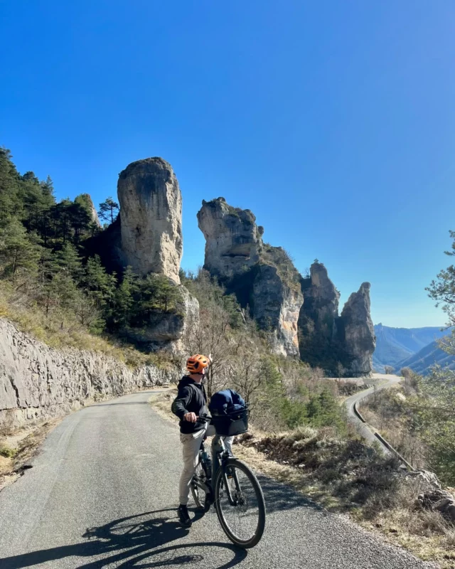 🌿 Envie de (re)découvrir les Gorges du Tarn autrement ?  À vélo électrique, la magie opère dès les premiers coups de pédale : un air de liberté, des routes paisibles, des panoramas… et surtout, le calme absolu.  📍La basse saison est le moment parfait pour s’offrir cette parenthèse hors du temps.  Prenez de la hauteur, respirez, admirez 👀… et laissez-vous porter par la beauté sauvage des Causses et des Gorges.  🫶 Et le bonus ? L’assistance électrique fait le boulot, vous, vous profitez !  📸 @cooleurmenthealeau  #traveling #explorefrance #instaoftheday #lozerephoto #madeinlozere
