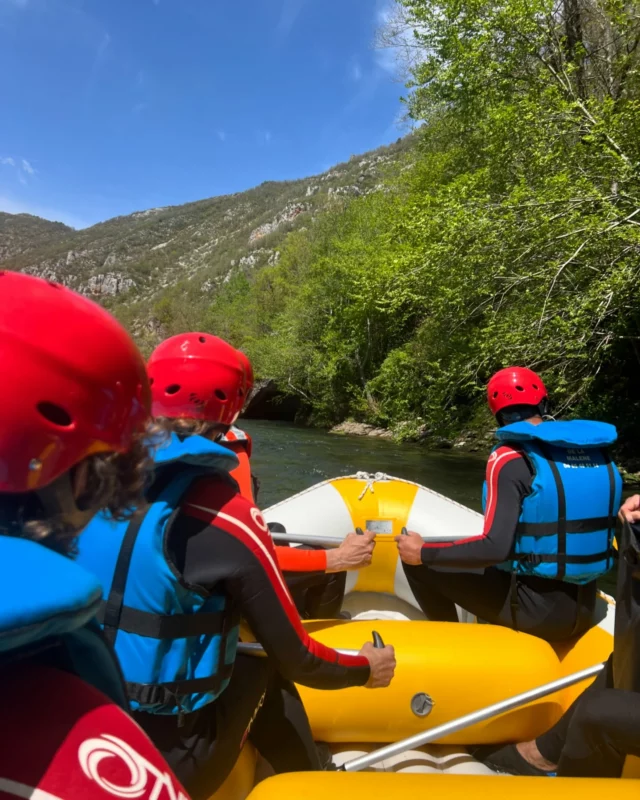 🚨 Événement rare dans les Gorges du Tarn 🚨  Ce week-end, la rivière est trop haute pour nos canoës… mais c’est parfait pour sortir les rafts ! 😍  👉 Une occasion de vivre une descente en rafting, encadrée par un moniteur diplômé d’État, entre La Malène et le Cirque des Baumes.  🌪 Sensations garanties, rires inclus, et paysages toujours à couper le souffle !  📅 Samedi – plusieurs départs le matin et l’après-midi  📞 Réservation uniquement par téléphone au 04 66 48 51 14.  🔁 Cette activité n’est proposée que lorsque le Tarn est trop haut … autant dire : ce n’est pas tous les jours !
Alors si vous voulez dire un jour « j’y étais », c’est le moment de nous appeler 😎  #lozere #tourismefrance #été2025 #paddling #cevennes