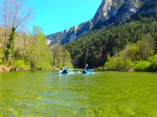 [NOUVEAUTÉ] Canoë-Raft jusqu’au 5 mai 🚣‍♂️  Envie de changer un peu du classique canoë ?
Jusqu’au 5 mai, profitez de nos sorties canoë-raft encadrées par un moniteur brevet d’État !  👉 Groupes de 10 à 15 personnes.
👉 Vous êtes moins nombreux ? Pas de souci, on peut constituer un groupe avec d’autres aventuriers !  C’est une activité rare que nous proposons uniquement dans des conditions bien précises… alors c’est le moment d’en profiter ! 😍  📞 Infos et réservations uniquement par téléphone : 04 66 48 51 14.  Prêt à pagayer autrement ? ☀️👀  #occitanietourisme #lozerephoto #scape #tourismefrance #voyageoccitanie