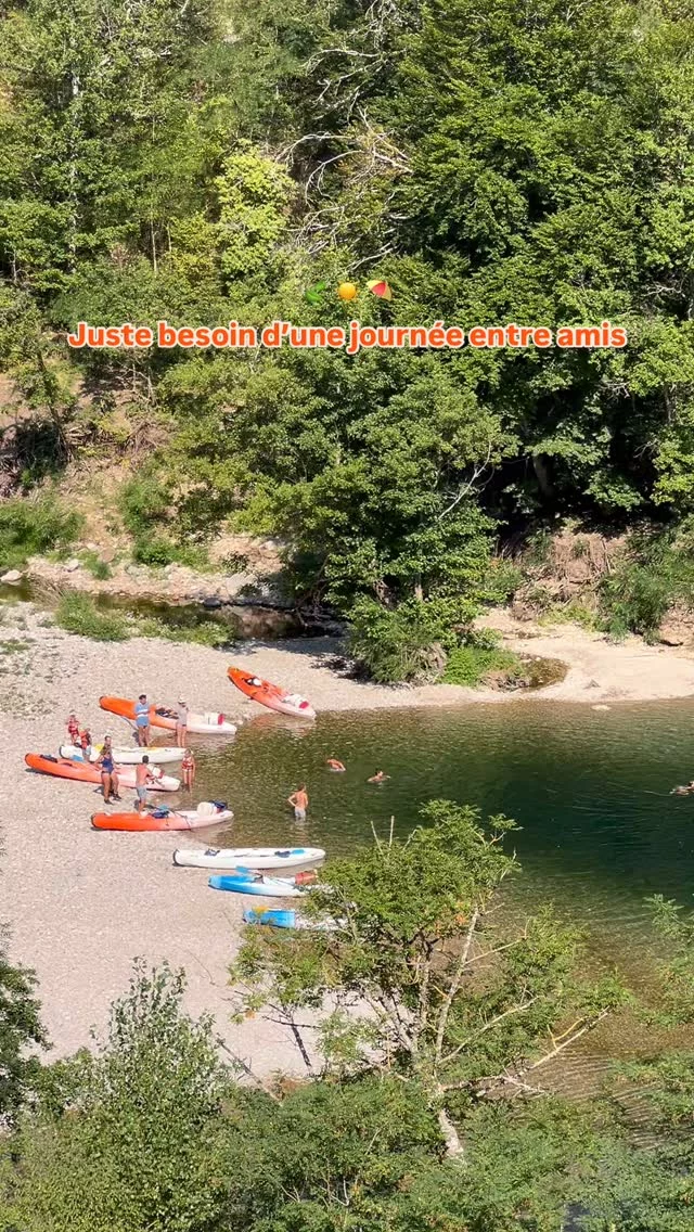 Pas besoin de partir loin pour passer un bon moment.
👀 Un canoë, des potes, une pause au bord de l’eau et le tour est joué.  ⛱️☀️ Avec les week-ends prolongés qui arrivent, c’est clairement le bon plan.  Réservez votre descente, nous vous attendons.  #lozere #amis #occitanie_focus_on