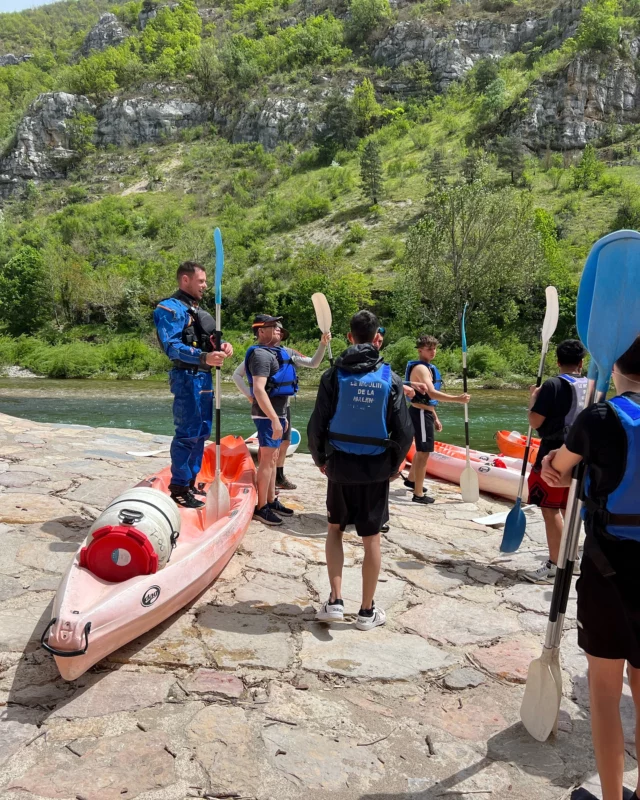 En ce moment au Moulin, c’est la saison des groupes !  ➡️ Collèges, lycées, séminaires d’entreprise…  Et Au Moulin, tout est pensé pour que votre journée se passe au mieux : sanitaires, vestiaires, aire de pique-nique à disposition… et parfois même un traiteur qui s’invite pour transformer le pique-nique en grillades (miam🤤 !  😎 Parce qu’un moment dans les Gorges du Tarn, ça se vit encore mieux quand tout est fluide, y compris l’organisation.  👀🚣 Envie de venir avec un groupe ? Nous nous adaptons à vos besoins.  #tourisme #vacances2024 #occitaniemylove