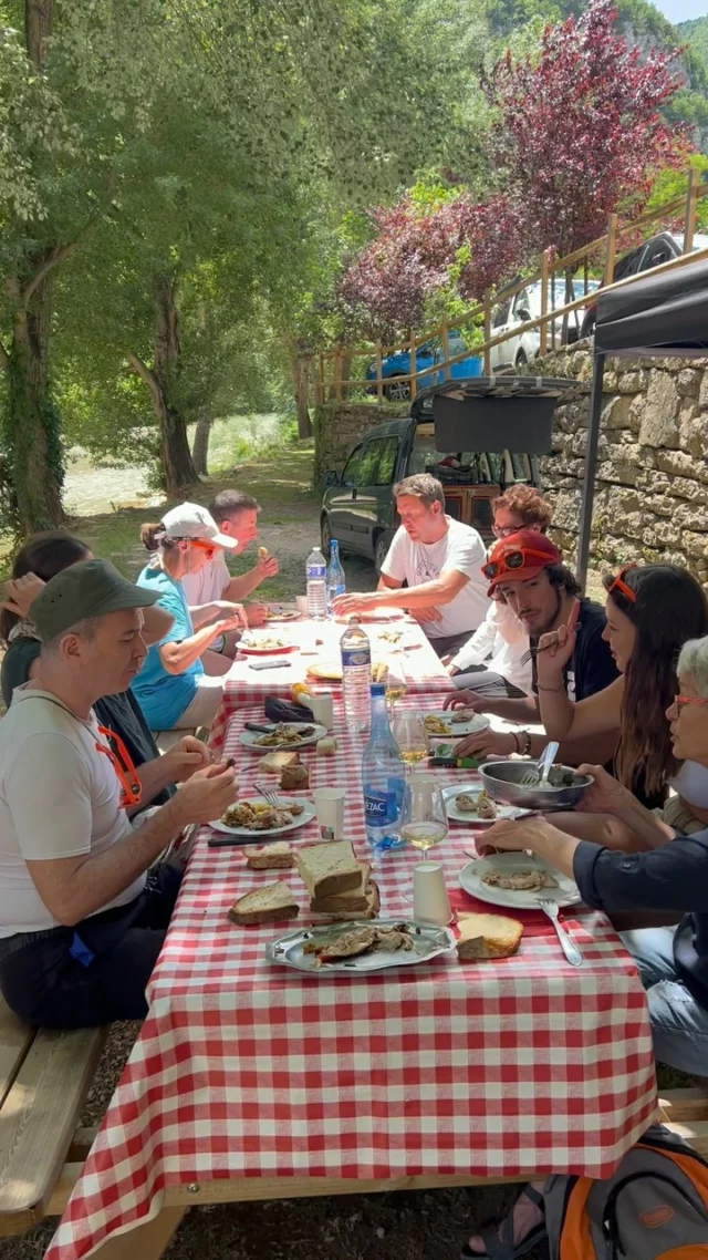 Ici, on oublie les montres.
☀️ On rame à notre rythme, on rigole, on se régale.  Une, deux et trois pauses au bord de l’eau, un repas de terroir et des éclats de rire.  C’est une journée hors du temps, entre amis, en famille ou même entre inconnus qui ne le restent pas longtemps ☺️👀  ⛰️Le décor ? Les Gorges du Tarn.
🧡L’ambiance ? Conviviale & généreuse.
📝Le programme ? Pagayer, savourer, partager.  Bref, c’est plus qu’une sortie en canoë. C’est un moment à vivre.  Commente « 🧡 » si tu veux plus d’infos !  #tourisme #paddlebelgium #vacances2025 #lozère #occitaniemylove