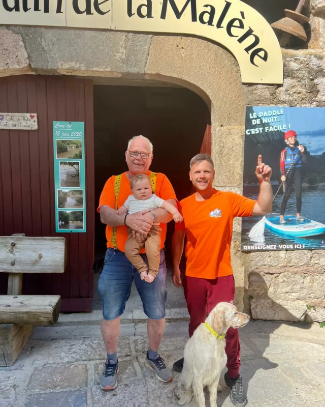 Aujourd’hui, nous pensons fort à Papi Simon, Charles
🎂C’était son anniversaire.  C’est lui qui, en 1965, a racheté le moulin.
👀Au départ, il rêvait juste d’y faire tourner une petite centrale, comme celle où il était né.  En 1973, il a lancé les premières descentes en canoë dans les Gorges du Tarn.  6 canoës, 4 kayaks, une Citroën DS pour la navette, un brin de folie et beaucoup d’intuition.
🔥C’était le début d’une belle histoire, que nous continuons d’écrire aujourd’hui.  Aujourd’hui, le Moulin continue de tourner 🧡  #lozere #occitanie_focus_on #histoiredefamille #lozeretourisme