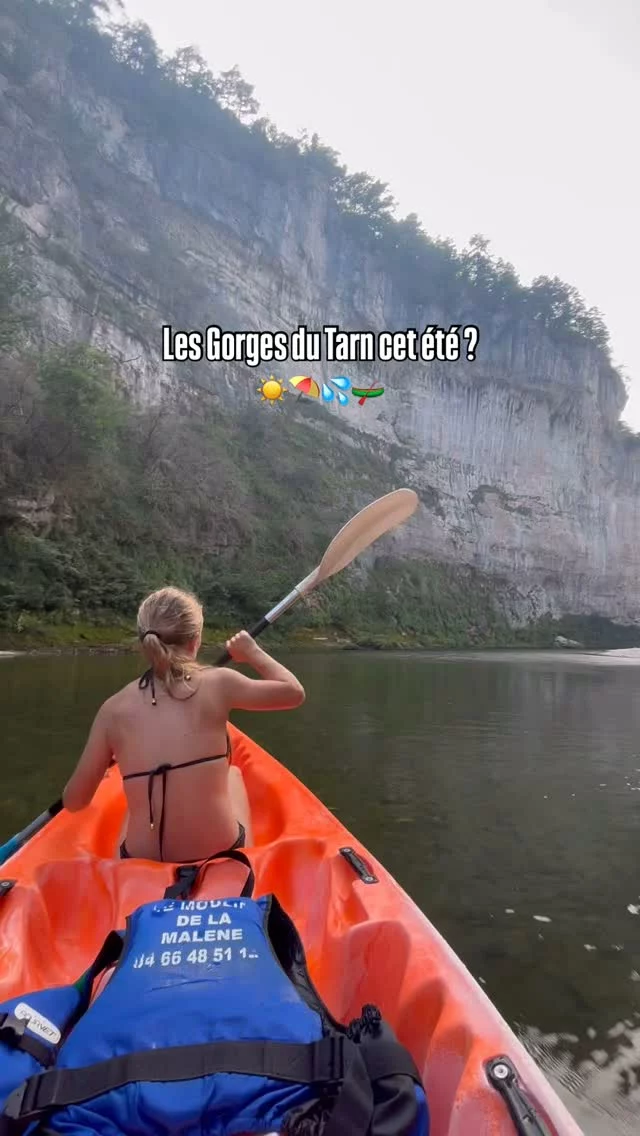 Les Gorges du Tarn, en plein cœur de l’été…
🛶 Une pagaie, un canoë, et plus rien d’autre que le bruit de l’eau, les falaises qui vous entourent, et le soleil qui chauffe les épaules.  Ici, on ralentit, on respire, on s’émerveille.
✨ Chaque virage de la rivière dévoile un nouveau décor : un vieux moulin, une plage secrète, un village suspendu…  Envie de vivre les Gorges du Tarn autrement ?
💦 Sur l’eau, en canoë, c’est l’expérience la plus simple… et la plus inoubliable.  📍 Départ du Moulin de La Malène
☀️ Location ouverte tous les jours
🧡 Avec nous, c’est comme si vous étiez du coin  Et vous, vous faites quoi cet été ? 😉  #gorgesdutarn #canoegorgesdutarn #vacancesenlozere #natureetdétente #tourismedurable #lozeretourisme #aventurenature