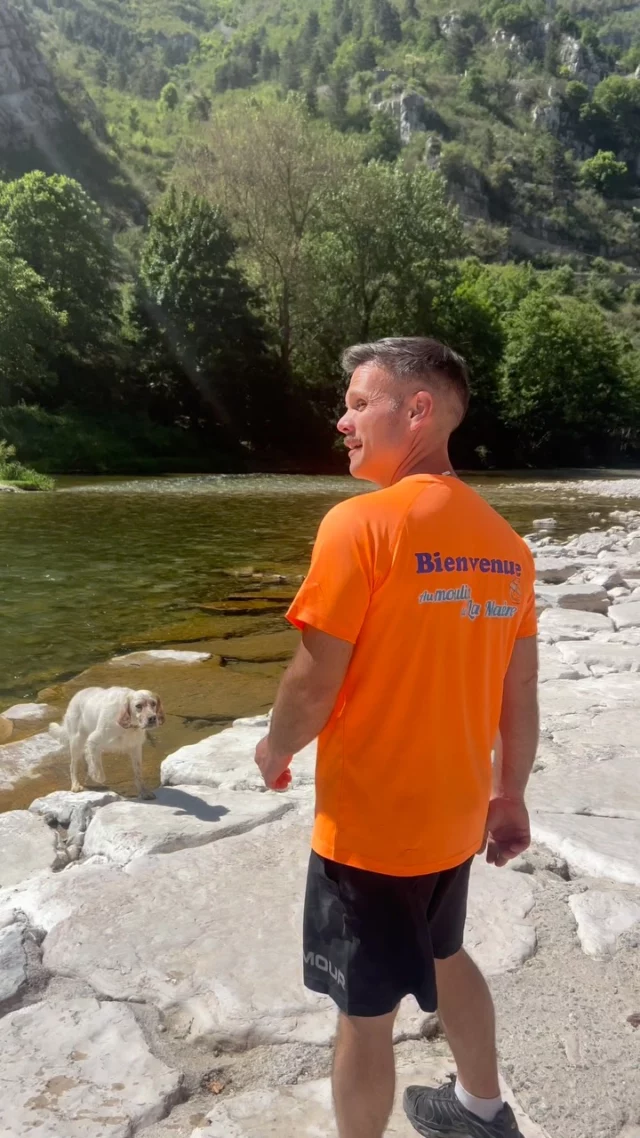 Ce week-end, nous vous embarquons sur l’un de nos parcours préférés : le Parcours des Nymphes 🧚‍♀️🛶  🧡 Ni trop long, ni trop court. Juste ce qu’il faut pour profiter des Gorges du Tarn à votre rythme, entre histoire, nature et lieux magiques.  Au programme :
📍 Départ de Saint-Chély-du-Tarn et ses cascades
🏰 Passage devant le @hotel_lechateaudelacaze , repaire légendaire des « nymphes »
⛰️ Pause pique-nique à Hauterives, accessible uniquement en canoë (ou en rando)
🌿 Et un final majestueux au Cirque des Baumes  👉 3h30 de pagaie, des souvenirs plein la tête et un joli plongeon dans notre patrimoine lozerien.  🔙 Navette retour toutes les heures jusqu’à 19h !  🎒 Que vous soyez en duo romantique ou entre amis, ce parcours en canoë dans les Gorges du Tarn est un concentré de charme et de découverte.  Commentez « 🛶 » si vous voulez plus d’infos ou pour qu’on vous garde une place au soleil 🌞  #gorgesdutarn #canoë #canoegorgesdutarn #tourismedurable #lozere