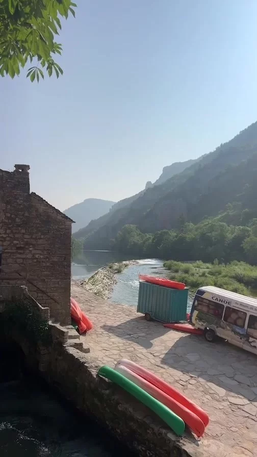 ☀️🛶 Bonjour et bienvenue au Moulin de La Malène !  Une superbe semaine qui commence et vous pouvez le voir, dès le matin nous ne nous ennuyons pas au Moulin.  💦 Prêt à découvrir les Gorges du Tarn ?  #lozere #lozeretourisme #gorgesdutarn